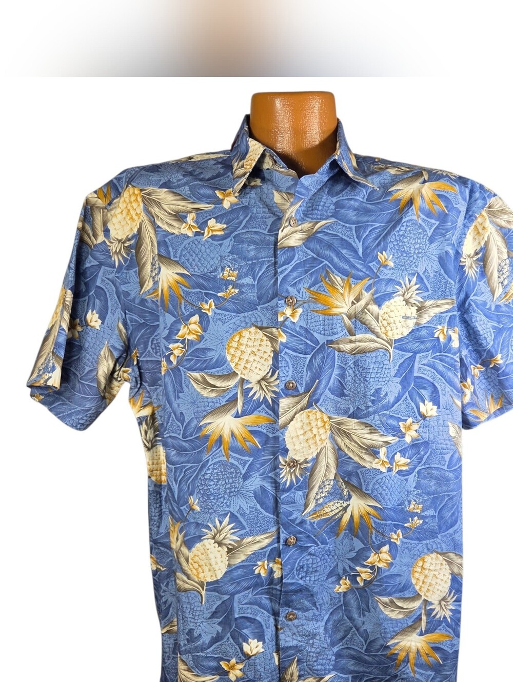Men's Blue Pineapple-Print Short Sleeve Button-Down Shirt. Size L